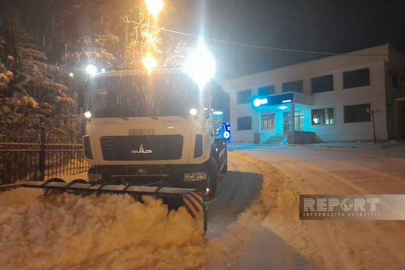 В Огузе сильный снегопад, дороги покрылись льдом