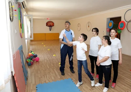 Nazir sağlamlıq imkanları məhdud uşaqlarla görüşüb
