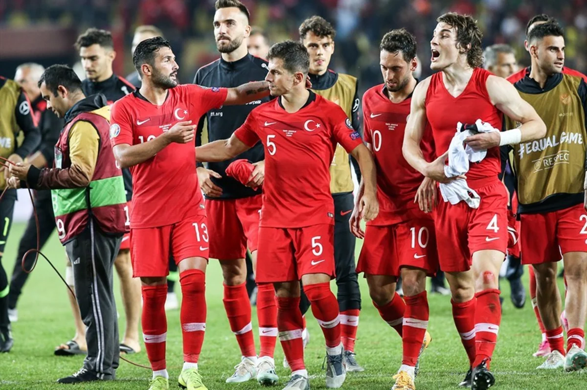 Türkiyə millisinin kapitanının qabırğası qırılıb