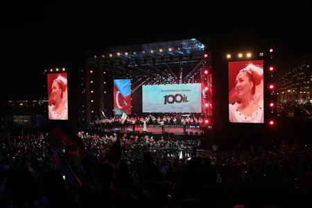 Heydər Əliyev Mərkəzinin parkında Bakının azad edilməsinin 100 illiyi münasibəti ilə konsert olub