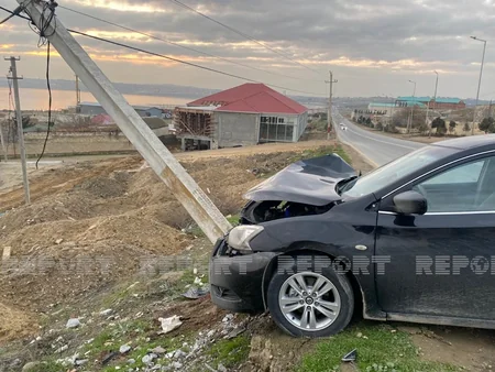 В Баку автомобиль врезался в столб