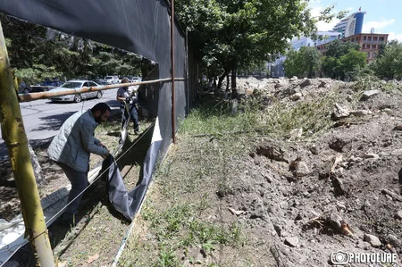 В Ереване демонстранты ворвались в здание городской администрации