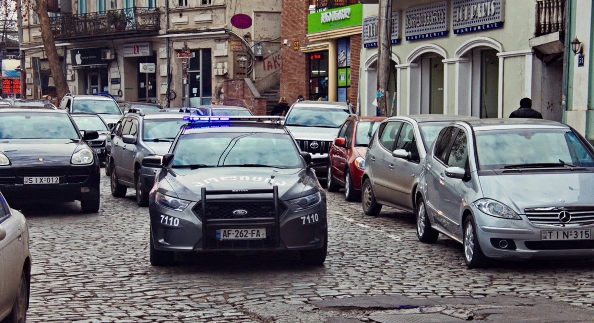 В Грузии полностью запретили движение автомобилей