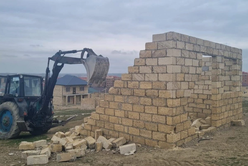Abşeronda qanunsuz tikili sökülüb