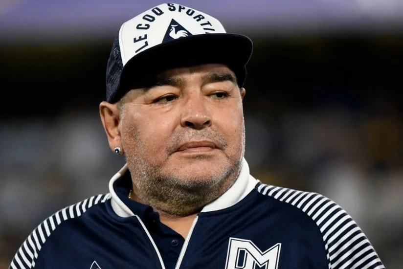 Əfsanəvi futbolçu Maradona ürəksiz dəfn edilib