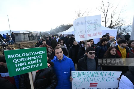 Şuşa-Xankəndi yolunda keçirilən aksiyanın iştirakçıları “Mina terroruna son!” şüarı səsləndirirlər