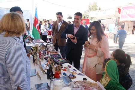 Azərbaycan səfirliyi İslamabadda keçirilən ənənəvi xeyriyyəçilik bazarında iştirak edib