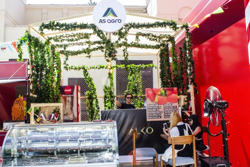 “AS Aqro”nun istehsal etdiyi çiyələklər İçərişəhərdə qida festivalında rəğbət qazanıb