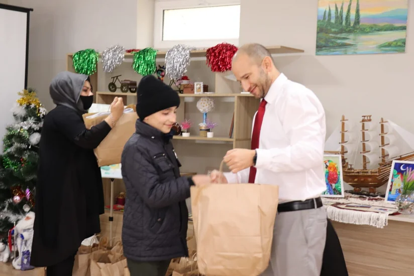 Israeli Embassy donates warm clothes to children of Azerbaijani shelter