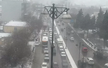 Qarlı hava Bakının mərkəzi küçə və prospektlərində sıxlıq yaradıb - FOTO