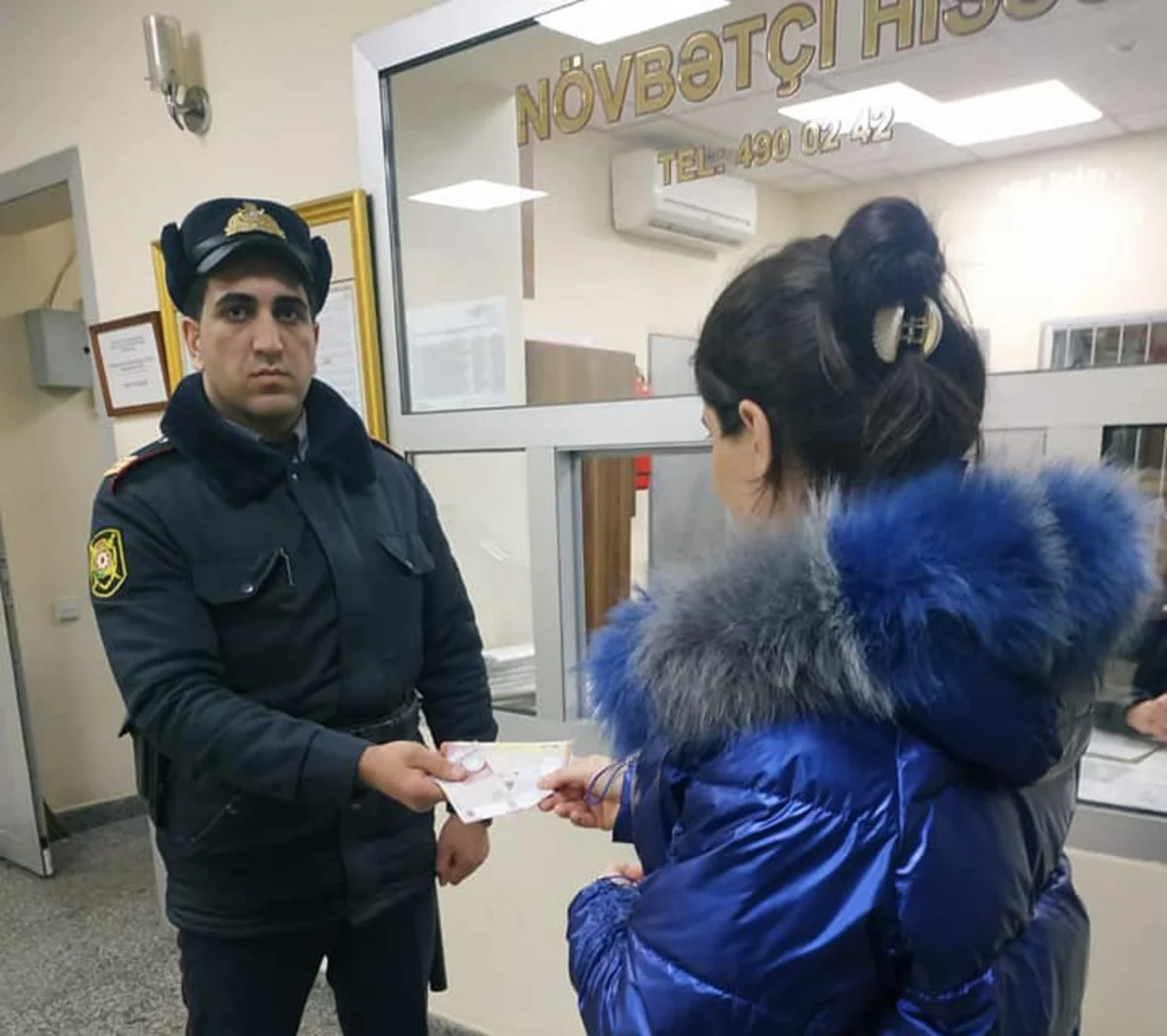 Polis Bakı kart aparatının yanında 2 000 manat tapıb - FOTO