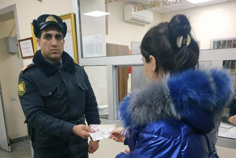 Polis Bakı kart aparatının yanında 2 000 manat tapıb - FOTO
