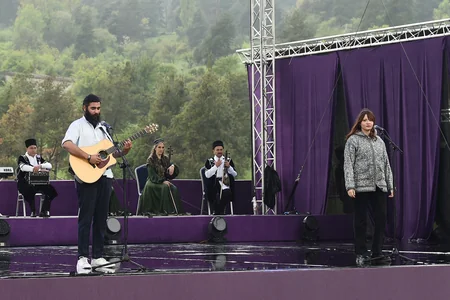 İlham Əliyev və Mehriban Əliyeva Şuşada Beynəlxalq Folklor Festivalının açılışında iştirak ediblər - YENİLƏNİB