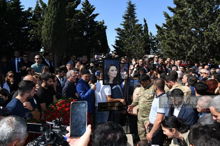 Prezident və birinci xanım deputat Qənirə Paşayevanın məzarına əklil göndərib