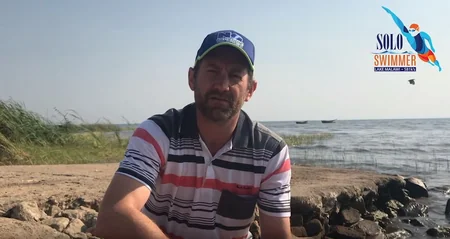 В Африке мужчина побил мировой рекорд, переплыв озеро Малави  - ФОТО - ВИДЕО
