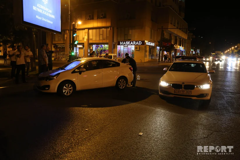 В Баку проехавший на красный свет автомобиль совершил ДТП, один человек пострадал - ФОТО