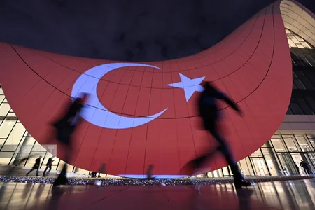 Heydər Əliyev Mərkəzi Türkiyə bayrağı ilə işıqlandırılıb