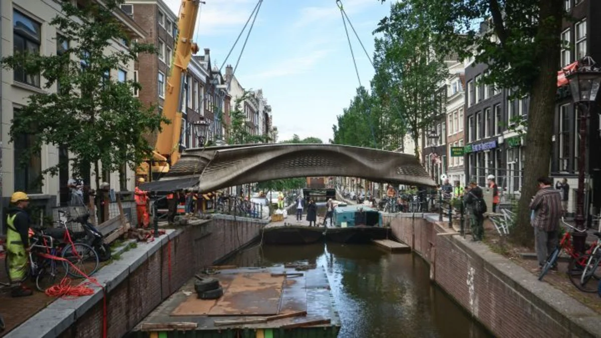 Установлен первый в мире стальной мост, распечатанный на 3D-принтере