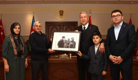 Hulusi Akar Vətən müharibəsi şəhidi Valeh Məmiyevin ailə üzvləri ilə görüşüb