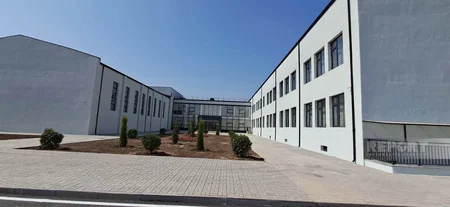 Sarıcalı kənd tam orta məktəbinin binası müasir tələblərə uyğun inşa edilib