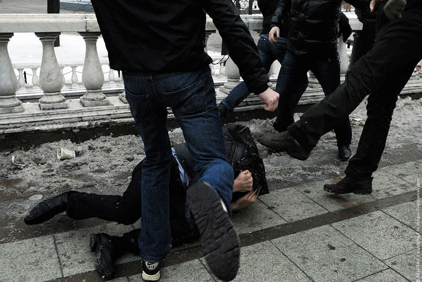 Bakıxanov Ticarət Mərkəzində kütləvi dava düşüb, gənc oğlan bıçaqlanıb