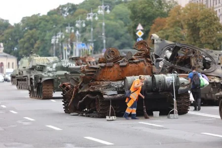 В Украине привезли для парада уничтоженную военную технику России