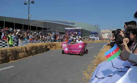 Heydər Əliyev Mərkəzinin qarşısında Red Bull Soapbox” yarışı keçirilib