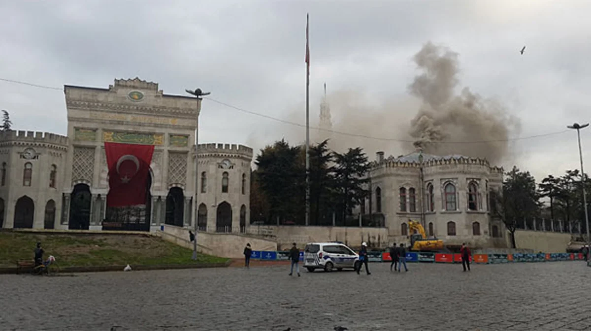 В Стамбуле произошел пожар в университете, студенты эвакуированы