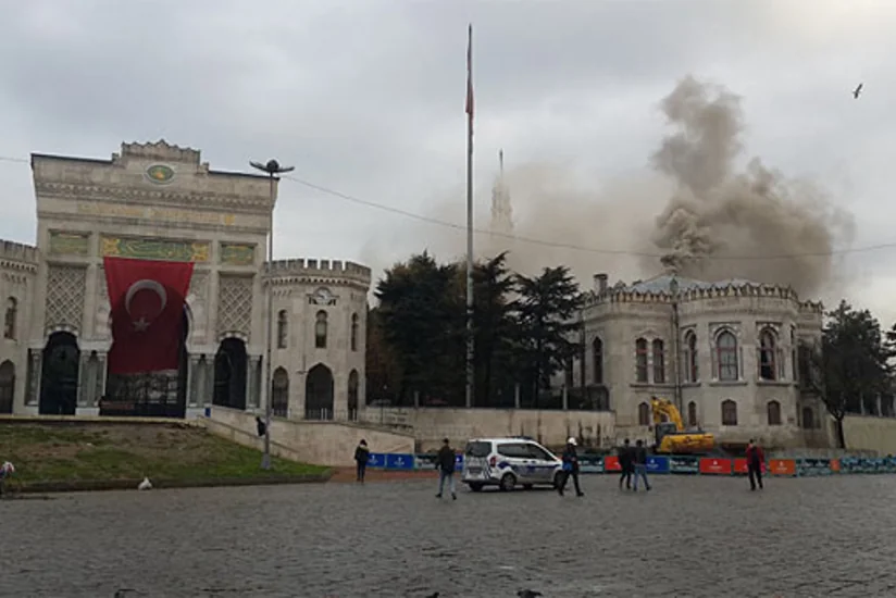 В Стамбуле произошел пожар в университете, студенты эвакуированы