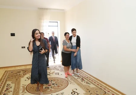 Birinci vitse-prezident Şamaxıda zəlzələdən qəzalı vəziyyətə düşmüş evin yerində inşa edilən evdə yaradılan şəraitlə tanış olub - YENİLƏNİB