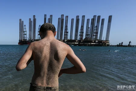 Qadağan olunan çimərlikdə dincələnlər - REPORTAJ