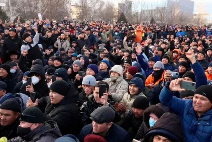 Митингующие ворвались в здание мэрии в Алматы