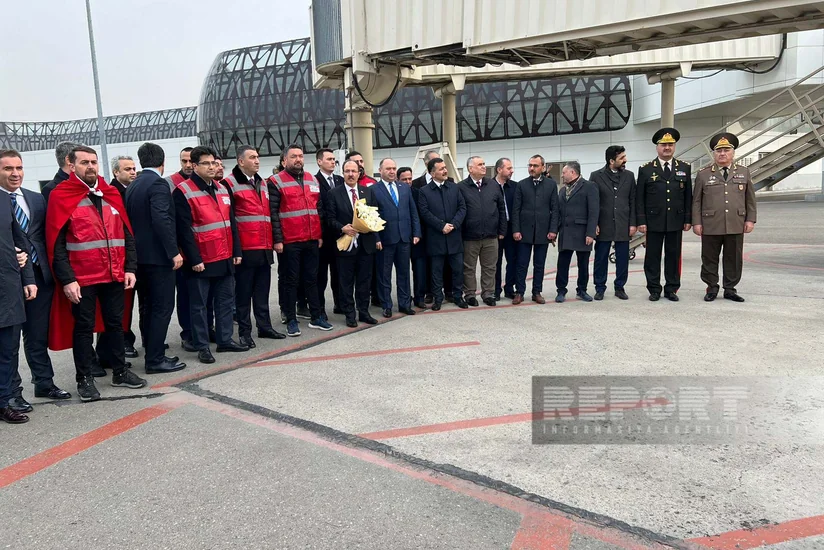 В бакинском аэропорту встретили спасателей, вернувшихся из зоны землетрясения в Турции