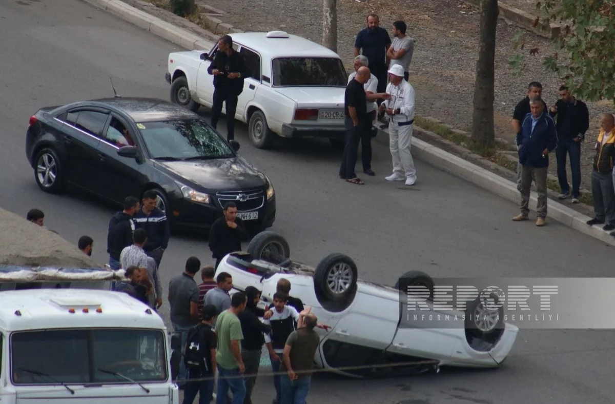 Gəncədə toqquşan avtomobillərdən biri aşıb, xəsarət alan var
