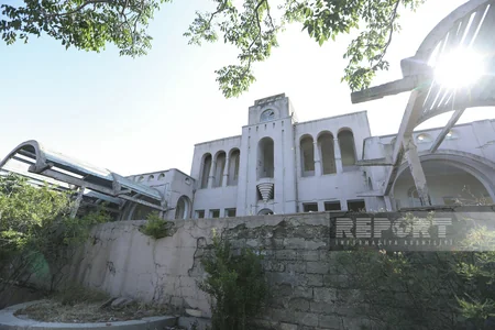 Tərk edilmiş tarixi sanatoriya: Divarları dağılan tikili tarixə qovuşacaq? - REPORTAJ