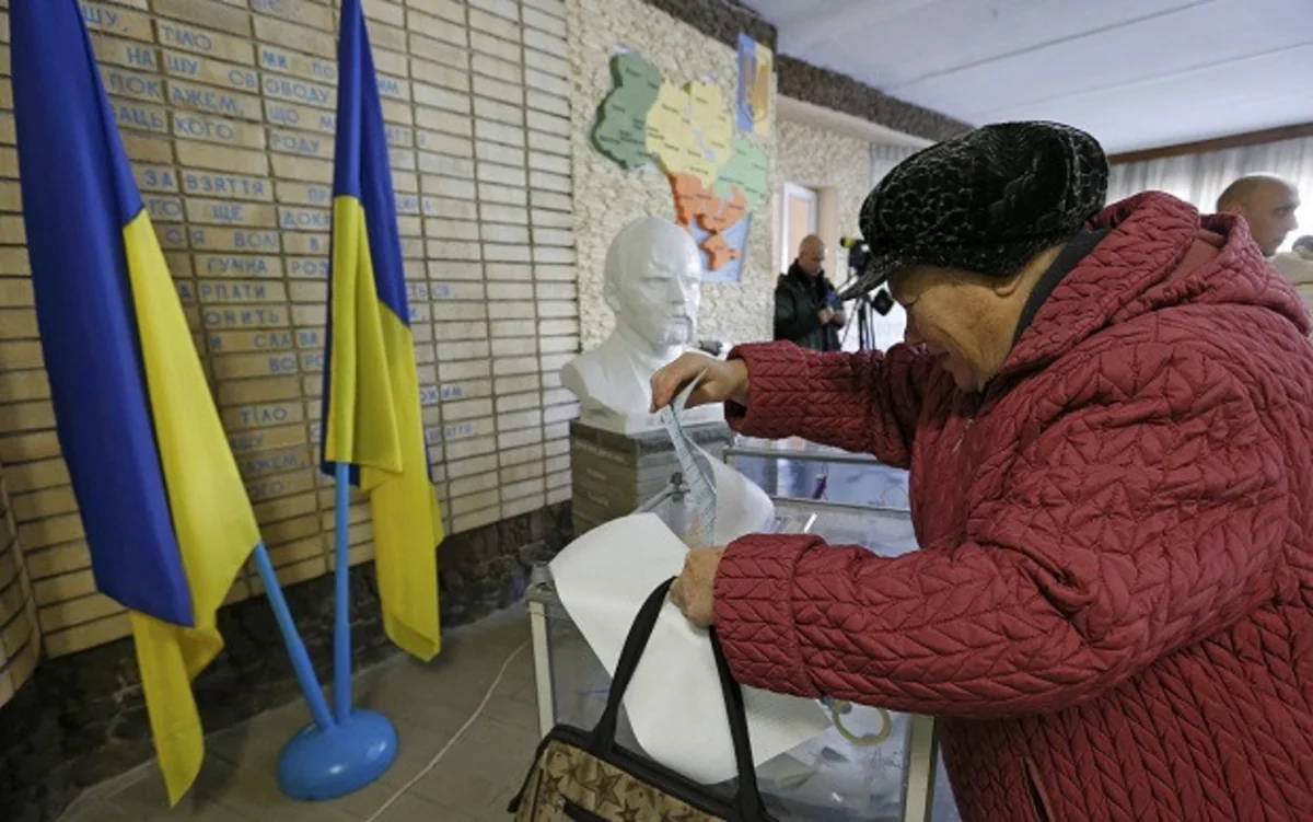 Ukrayna parlamentinə seçkilərdə Yatsenyukun Xalq cəbhəsi partiyası və Pyotr Poroşenkonun bloku liderlik edir
