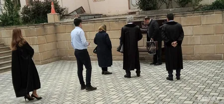 Azərbaycanda məhkəmə hakimi tərəfləri Barışıq skamyasında oturdaraq barışdırıb