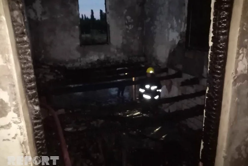 На западе Азербайджана пожар уничтожил жилой дом и автомобиль - ФОТО