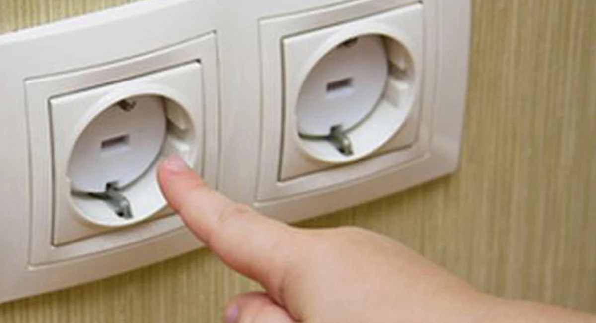 В Хачмазе двух мастеров ударило током