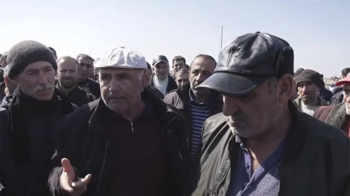 Ermənistanda kənd sakinləri yolu bağlayıb
