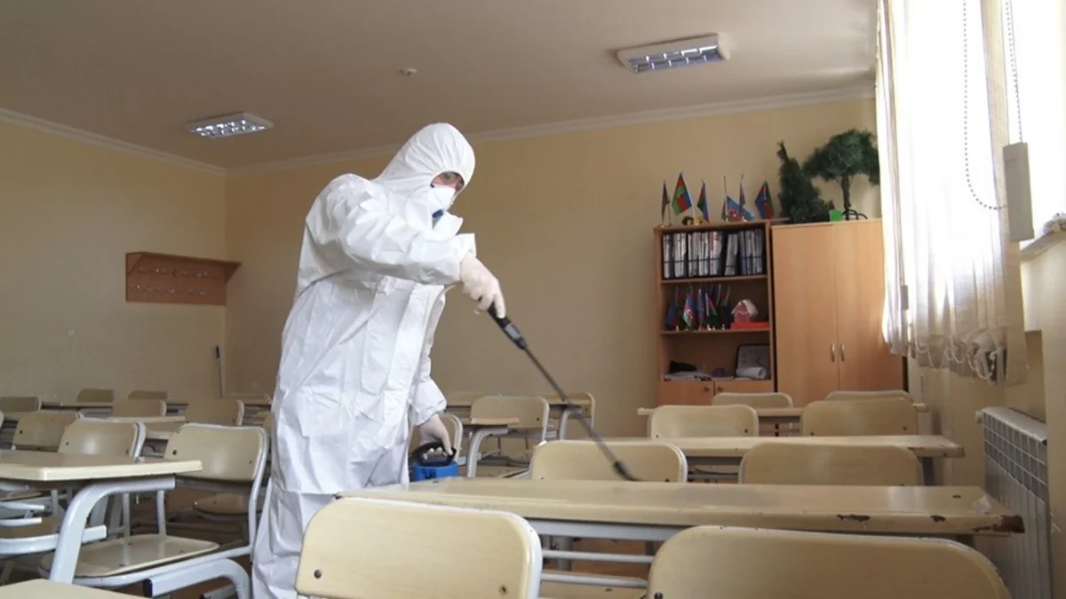 Bakı məktəblərində koronavirusa qarşı dezinfeksiya işləri aparılır - VİDEO
