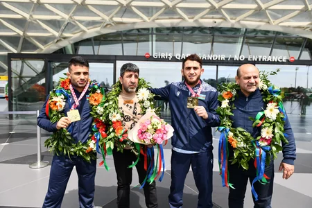 Avropa çempionu olan sərbəst güləş üzrə Azərbaycan millisi Vətənə qayıdıb
