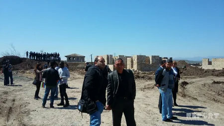 Təhsil Nazirliyinin təşkilatçılığı ilə xarici tələbələr və jurnalistlər Cocuq Mərcanlı kəndinə səfər edib - YENİLƏNİB