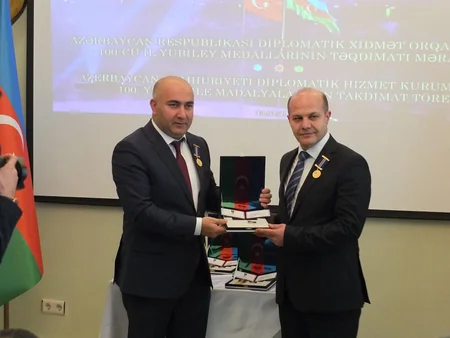 Qarsda Azərbaycanın diplomatik xidmət orqanlarının 100 illiyi medalı sahiblərinə təqdim edilib