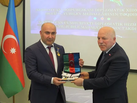 Qarsda Azərbaycanın diplomatik xidmət orqanlarının 100 illiyi medalı sahiblərinə təqdim edilib