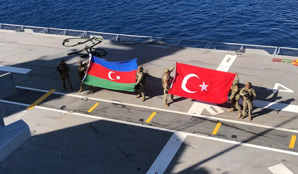 “Doğu Akdeniz-2023”: Xüsusi təyinatlılar Azərbaycan və Türkiyə bayraqları ilə helikopterlərdən gəmiyə eniblər
