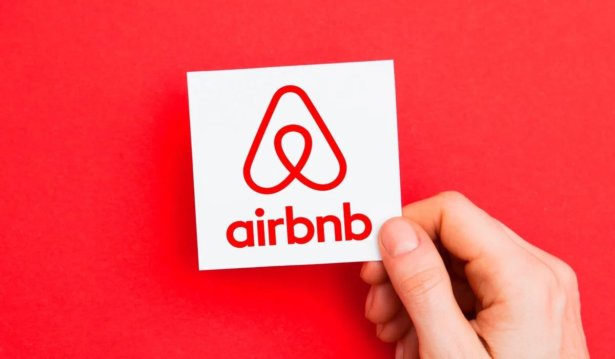 Airbnb уволит сотрудников из-за прогноза спада выручки