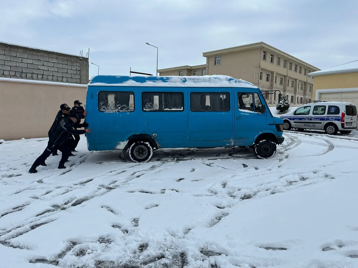 Naxçıvan Dövlət Yol Polisi qarlı hava şəraiti ilə əlaqədar sürücülərə müraciət edib