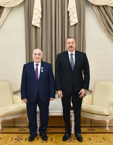 Prezident İlham Əliyev deputat Fəttah Heydərova “İstiqlal” ordeni təqdim edib - YENİLƏNİB