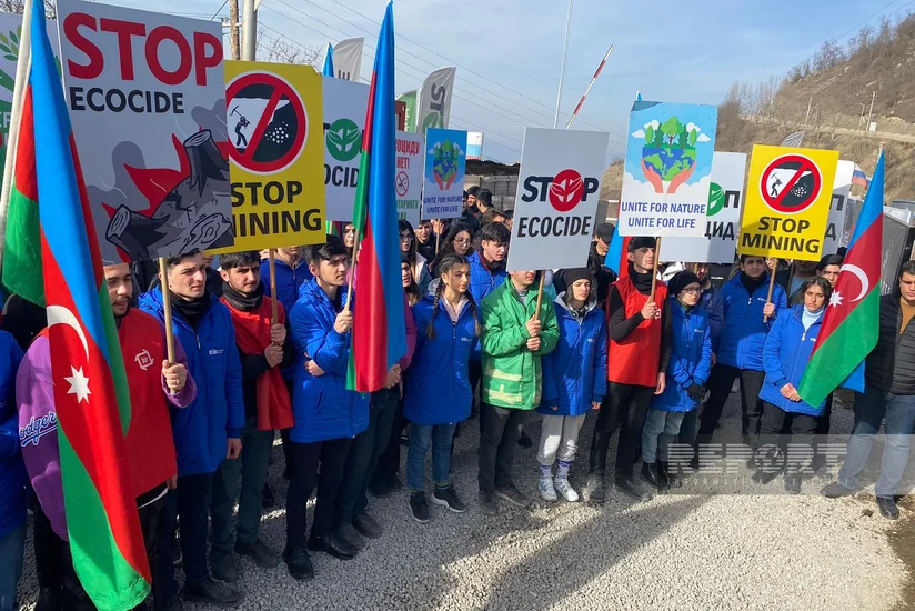 Участники акции на дороге Лачын-Ханкенди скандируют лозунги